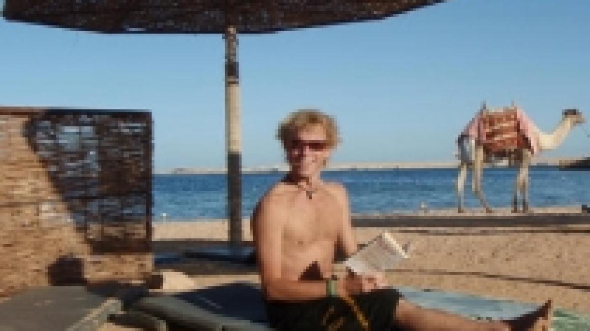 castigatorul celui mai dorit job din lume la un pas de moarte dupa ce a fost intepat de o meduza