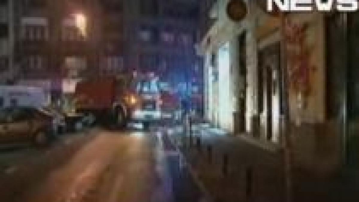 incendiu pe calea victoriei din capitala dupa ce acoperisul unui bloc a luat foc video