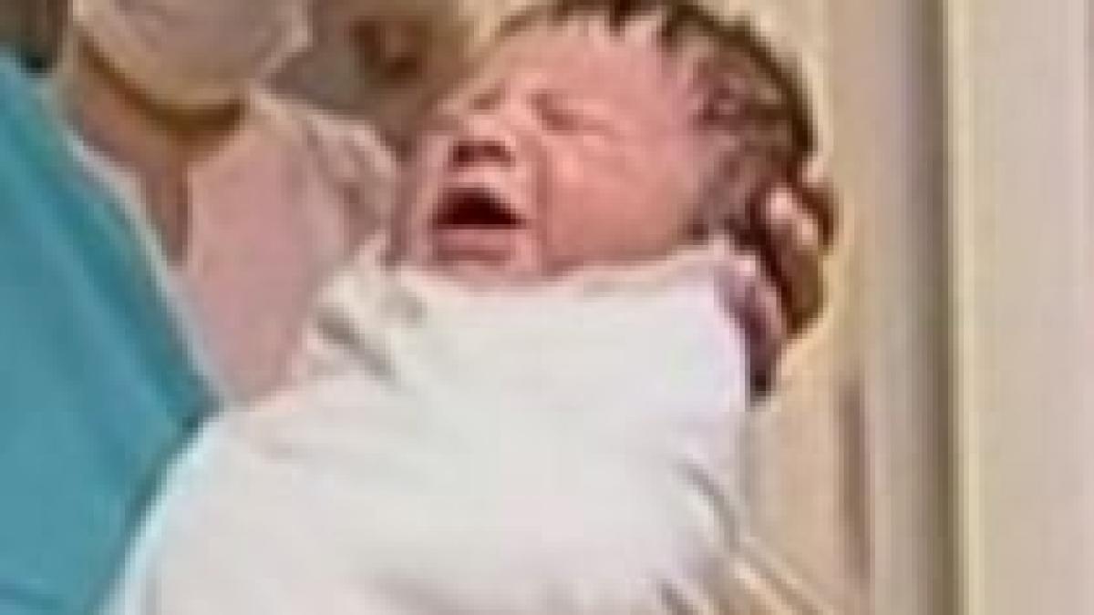 primul bebelus din 2010 nascut in capitala este o fetita video