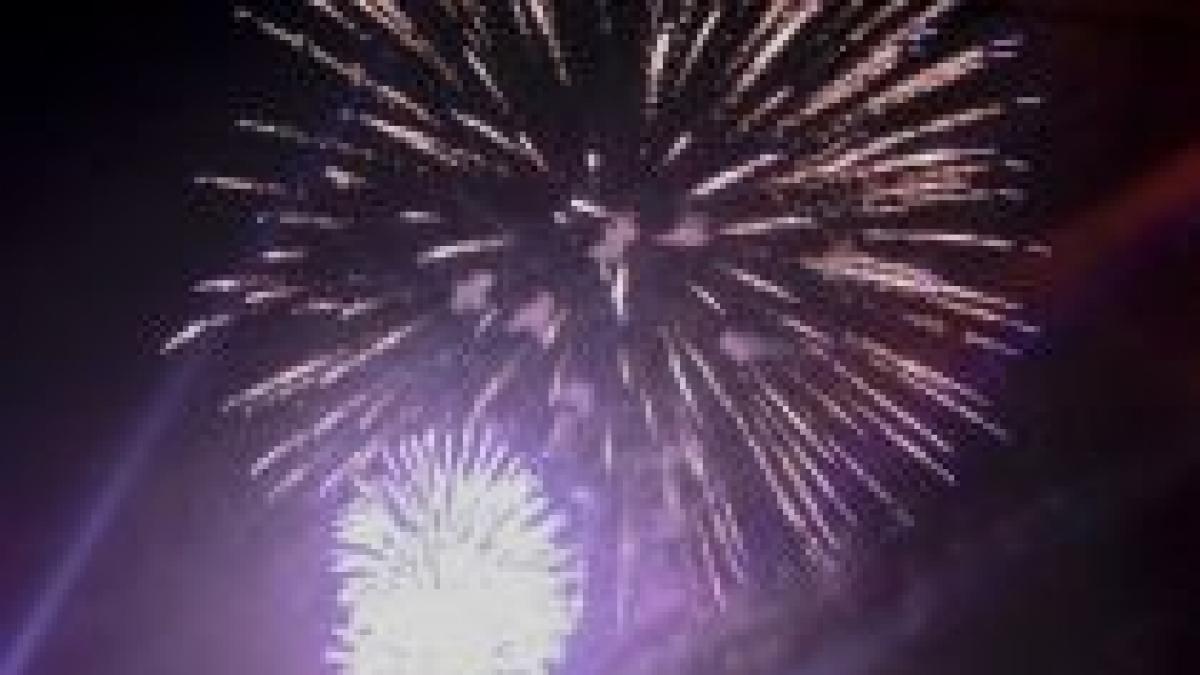 revelionul 2010 pe strazile capitalei vezi focurile de artificii si jocurile de lasere video