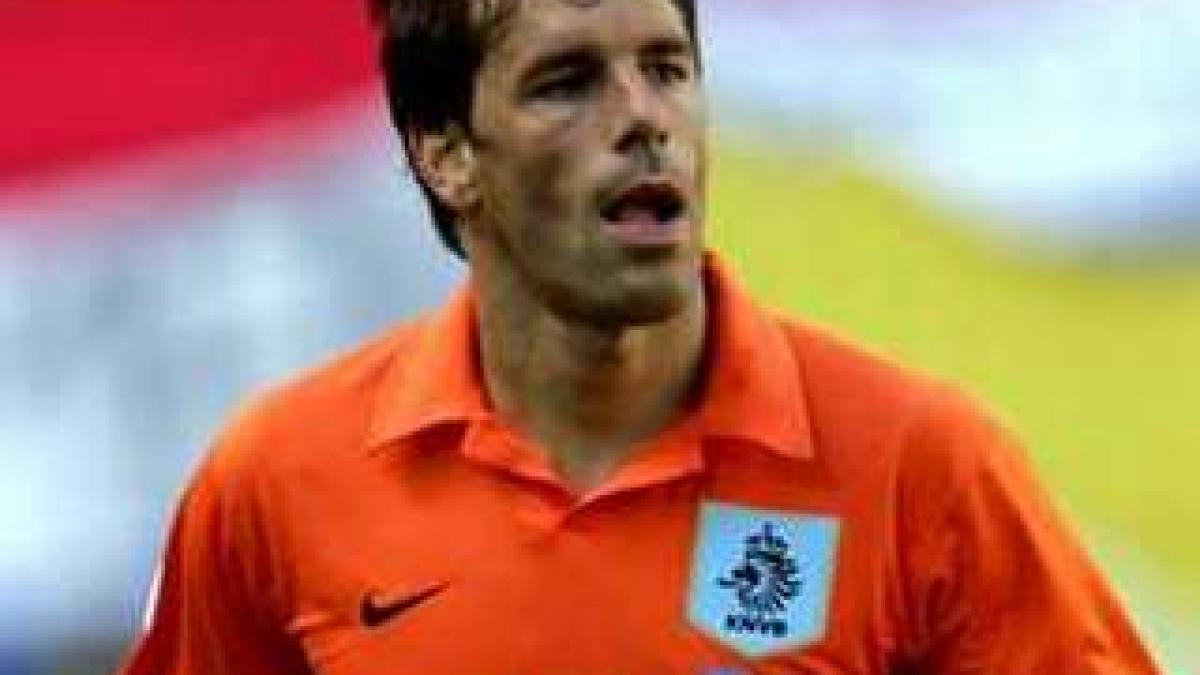 adversar urziceni liverpool se intareste cu ruud van nistelrooy si rafael van der vaart