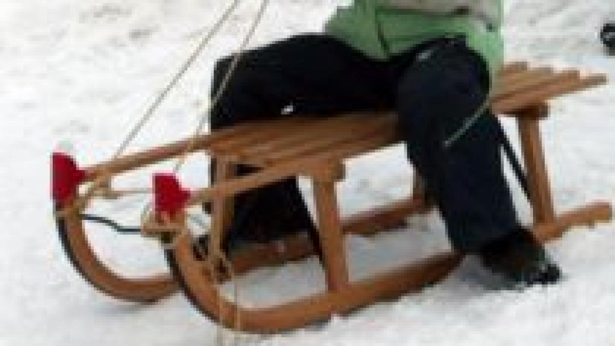 baietel de 10 ani in coma dupa ce a intrat cu sania intr o masina condusa de un politist video