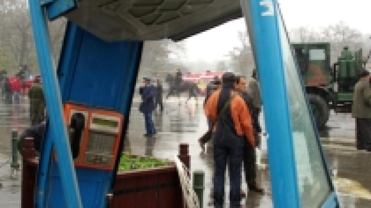 o femeie care locuieste intr o cabina telefonica a speriat trecatorii