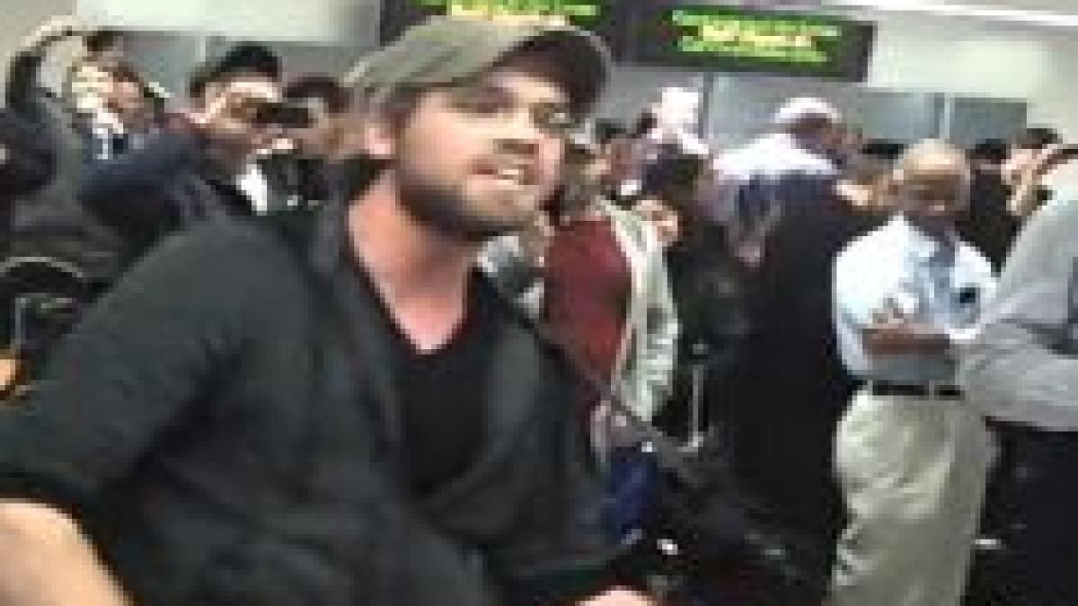 blocati pe aeroport timp de mai multe ore sa cantam video