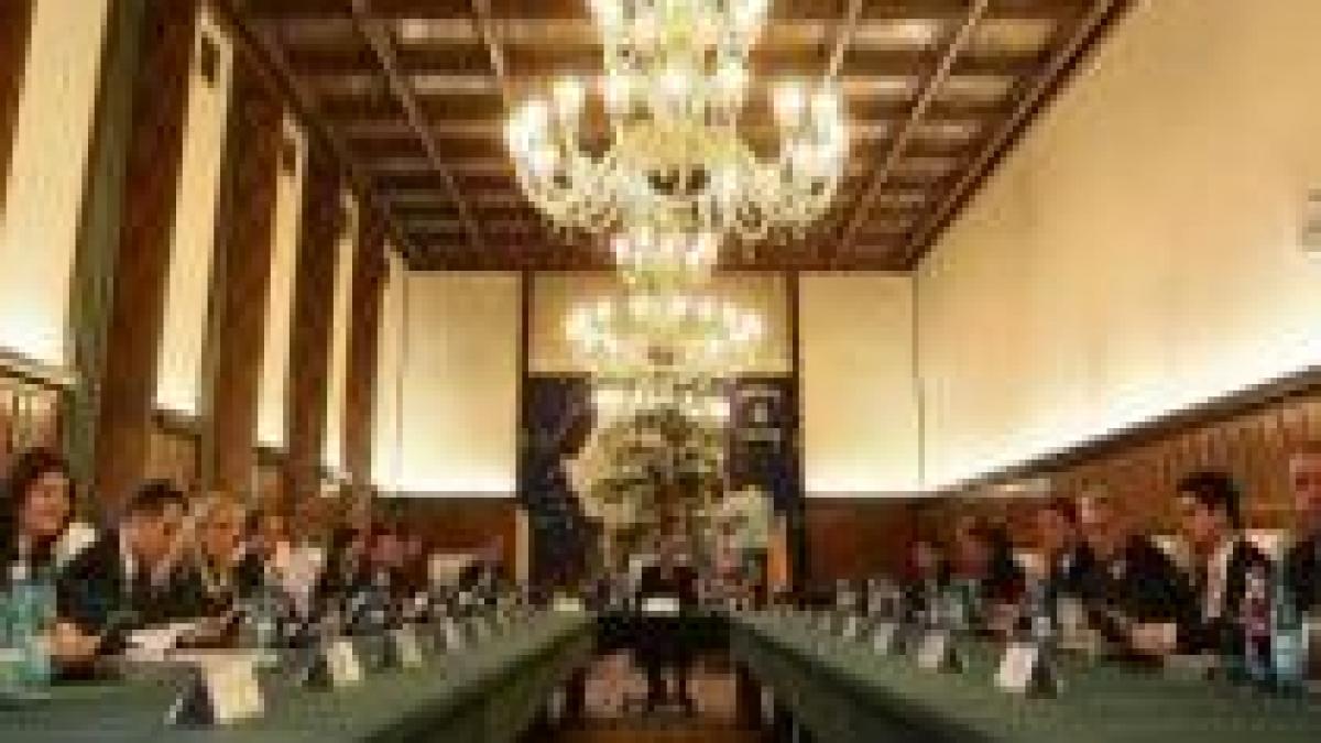 ministrii cabinetului boc recomanda populatiei depozite in lei dar isi tin economiile in euro