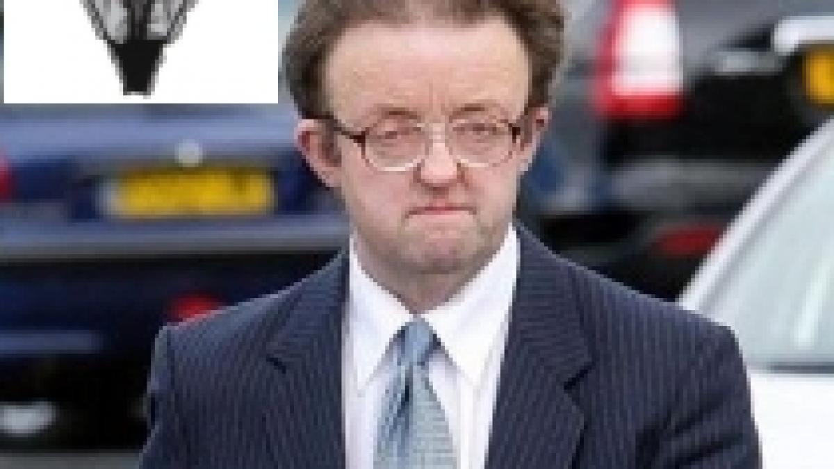 primar din marea britanie filmat in timp ce fura chiloti de dama