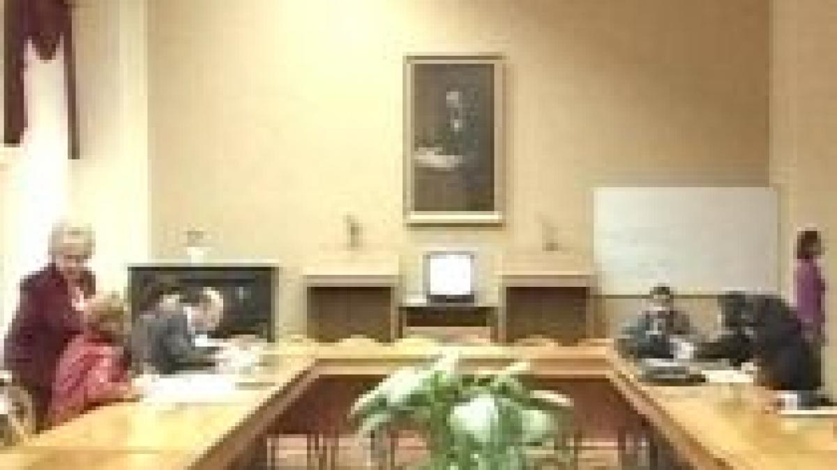 reprezentantii ministerului educatiei discuta cu sindicalistii despre concedierile anuntate in