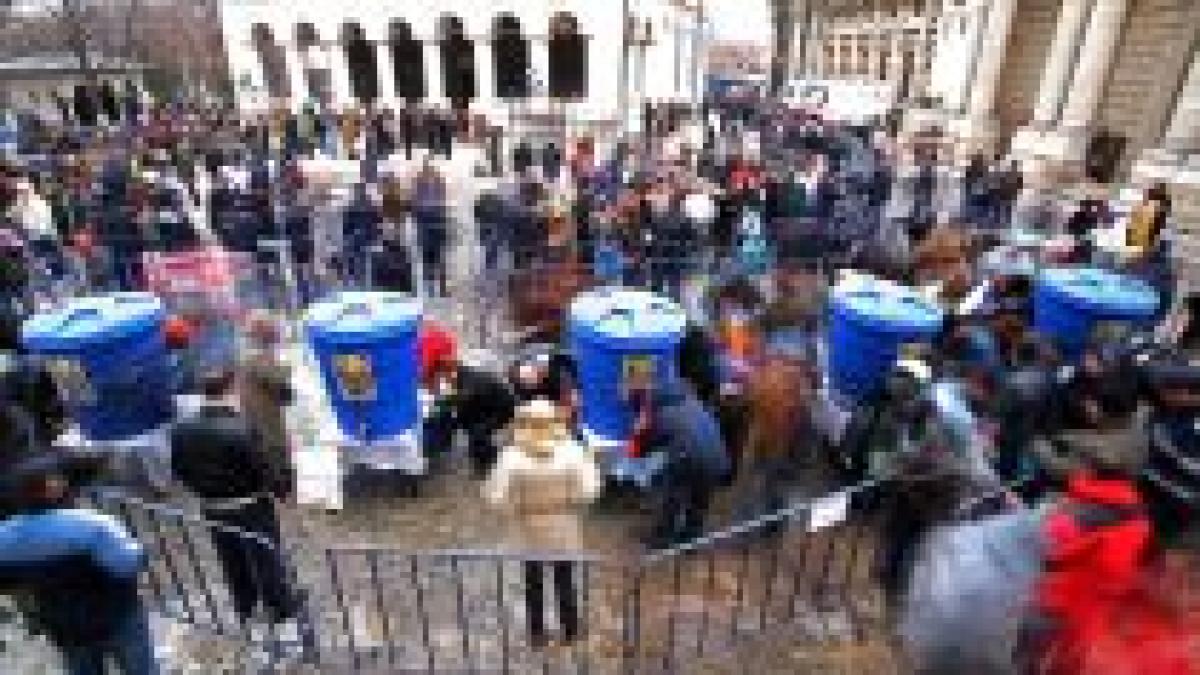 credinciosii sarbatoresc boboteaza mii de oameni asteptati la biserici