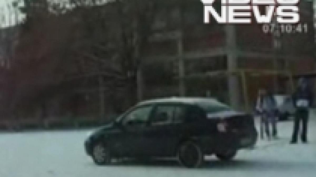 elevi plictisiti au facut drifturi in curtea unui liceu din galati video