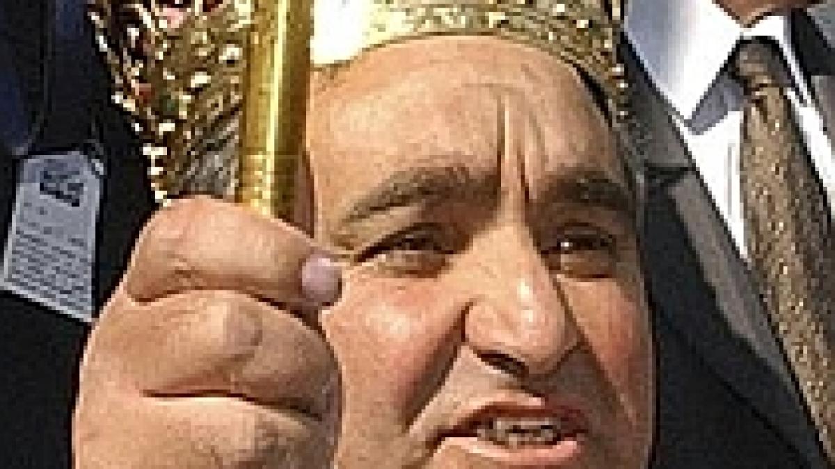 regele florin cioaba va oferi o placheta de aur madonnei