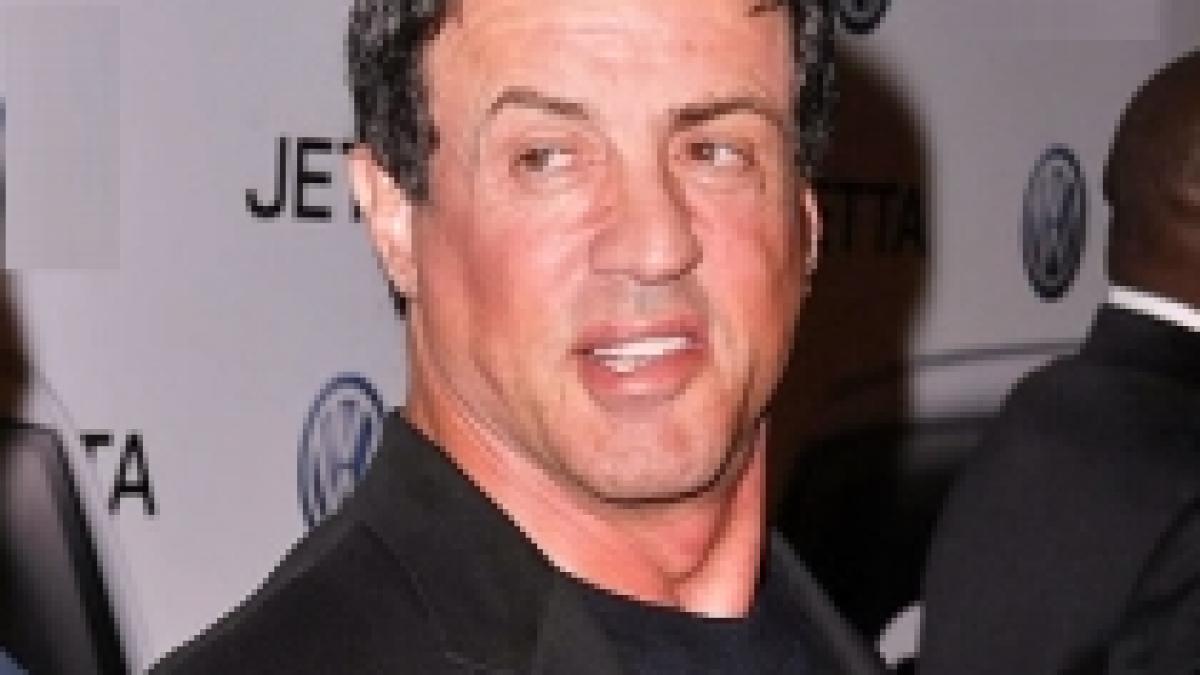 sylvester stallone a fost operat dupa ce si a fracturat gatul pe platoul de filmare