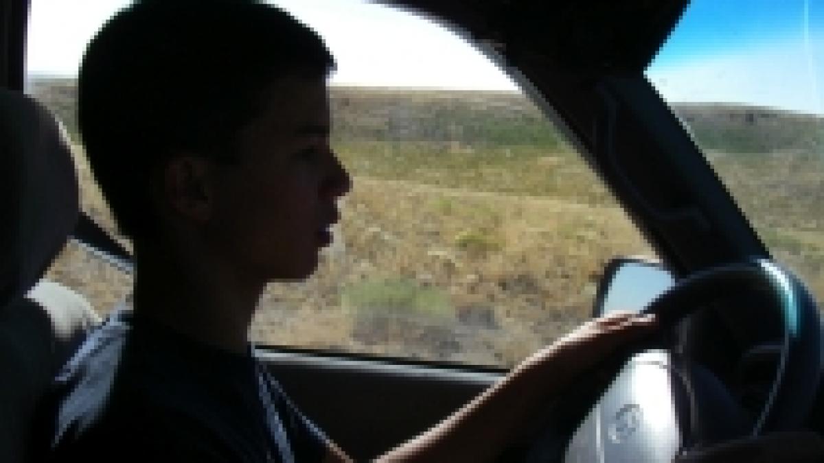 un copil de 10 ani a furat masina tatalui si a plecat la plimbare prin pitesti video