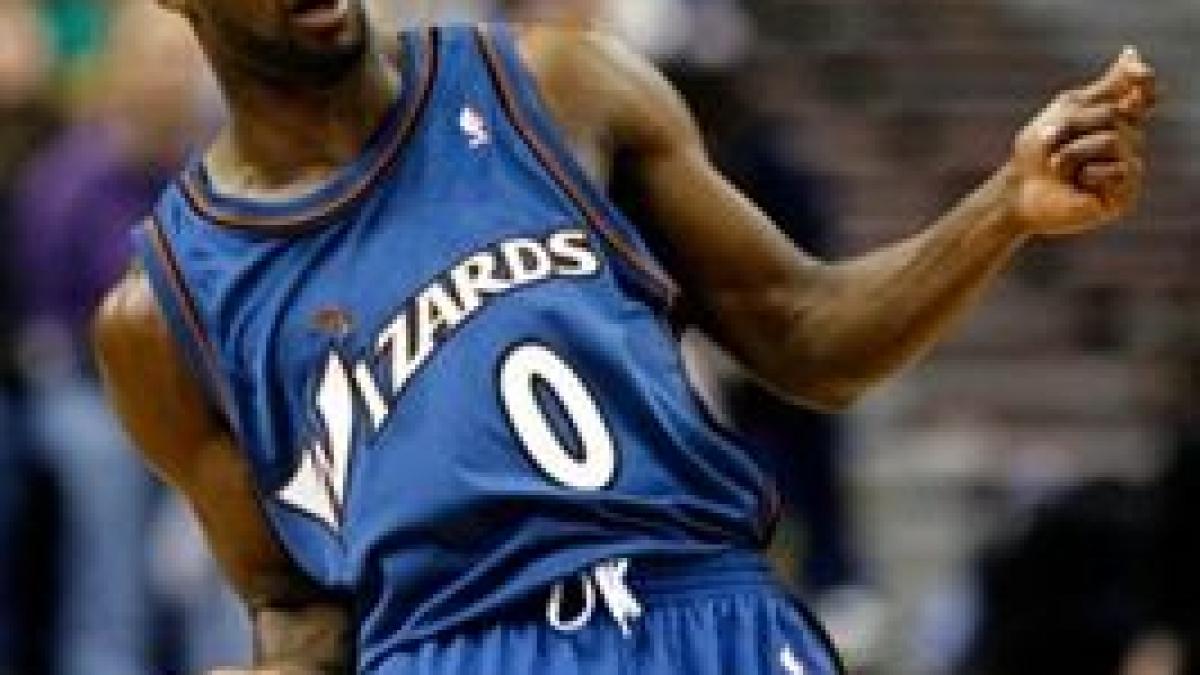 gilbert arenas a fost suspendat pe termen nelimitat dupa ce a adus pistoale in vestiarul echipei