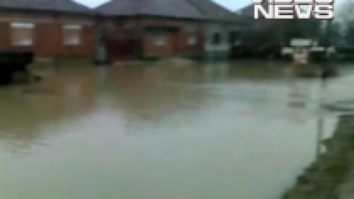 romani cu locuintele sub apa imagini cu inudatiile din satul rachita judetul timis video