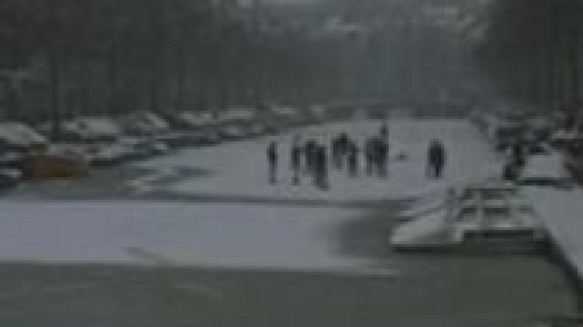 celebrele canale din amsterdam transformate in uriase patinoare video