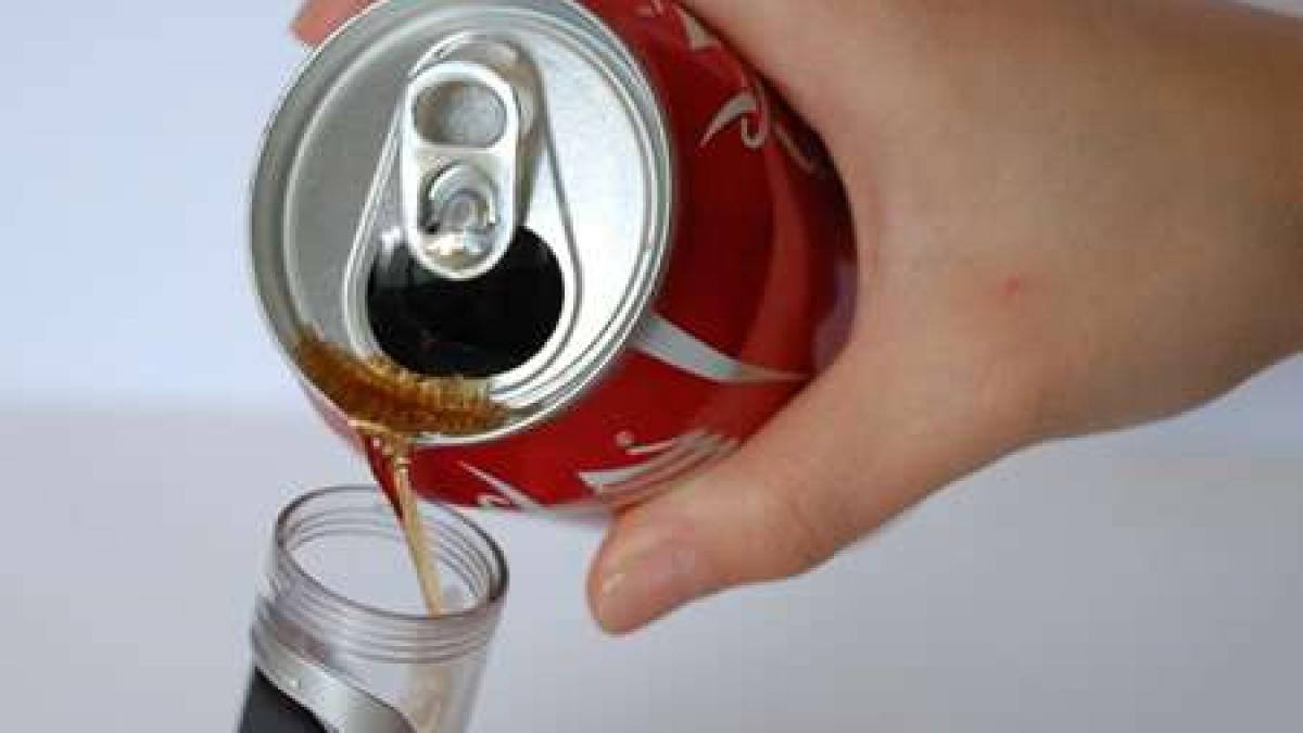 un chinez a creat telefonul care foloseste bauturile carbogazoase ca sursa de energie foto