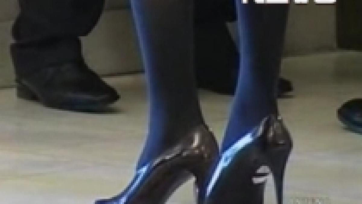 elena udrea a uitat sa si scoata eticheta de la pantofi video