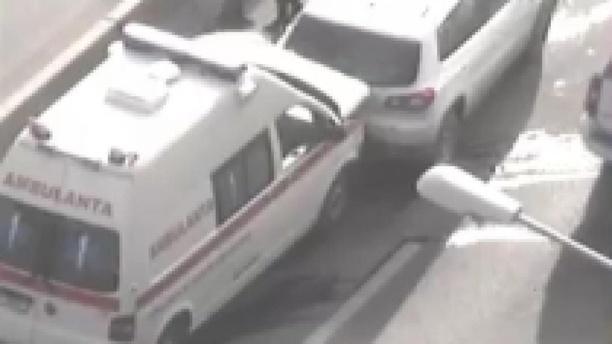 pacient aproape scapat de pe targa dupa ce prima ambulanta in care se afla a facut accident video