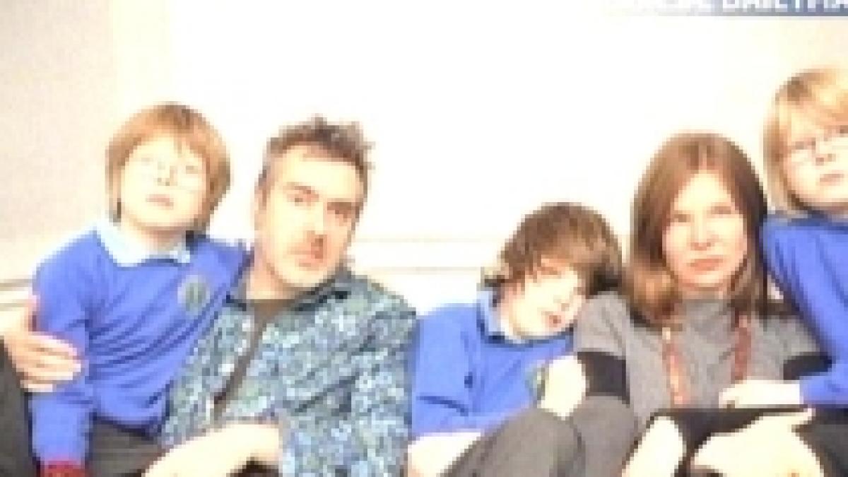 o familie de britanici si a gasit casa ocupata de romani la intoarcerea din vacanta video