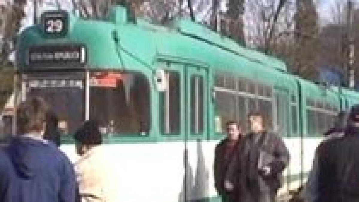 sfarsit groaznic a murit dupa ce si a prins capul intre vagoanele tramvaiului video