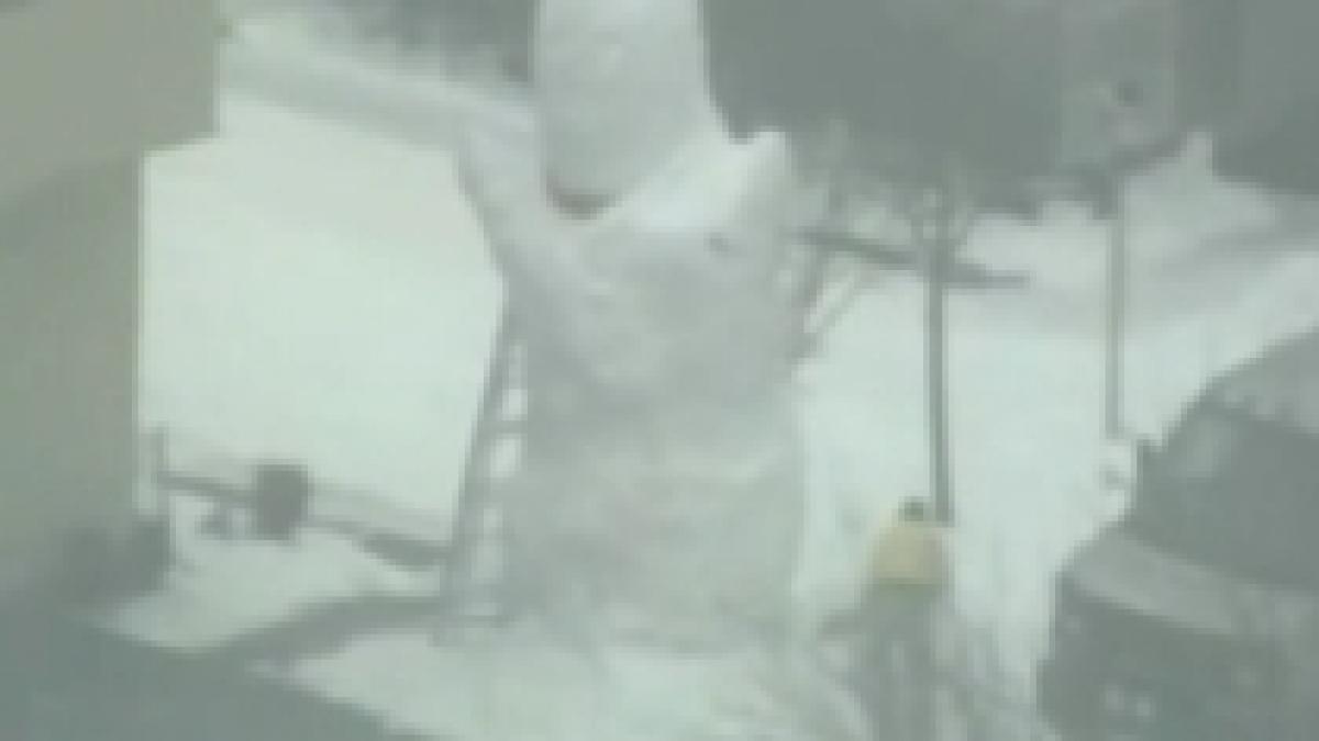 un barbat a construit un om de zapada urias video