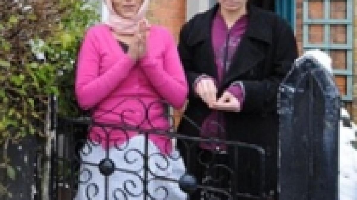 culmea tupeului romanii care s au mutat ilegal in casa unor britanici au cerut 2 000 de lire ca sa