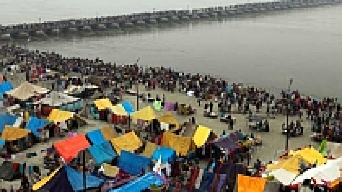a debutat cel mai mare festival religios din lume kumbh mela un milion de oameni in gange in prima