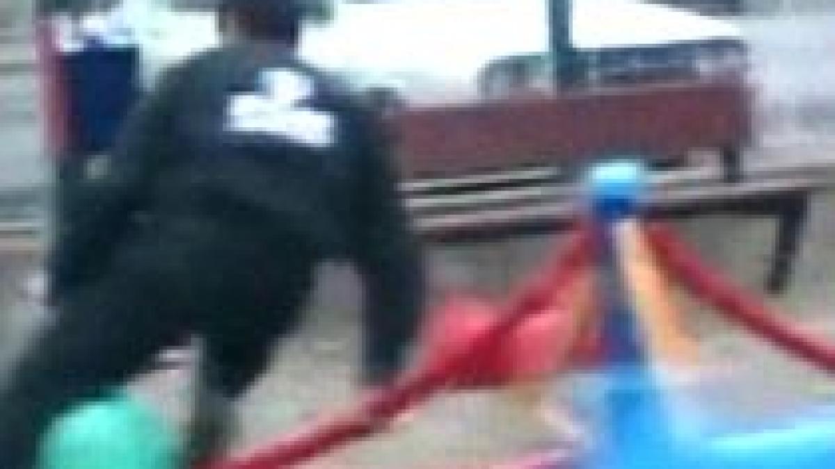 paznic din botosani filmat in timp ce se distreaza in parcul pe care il pazeste video