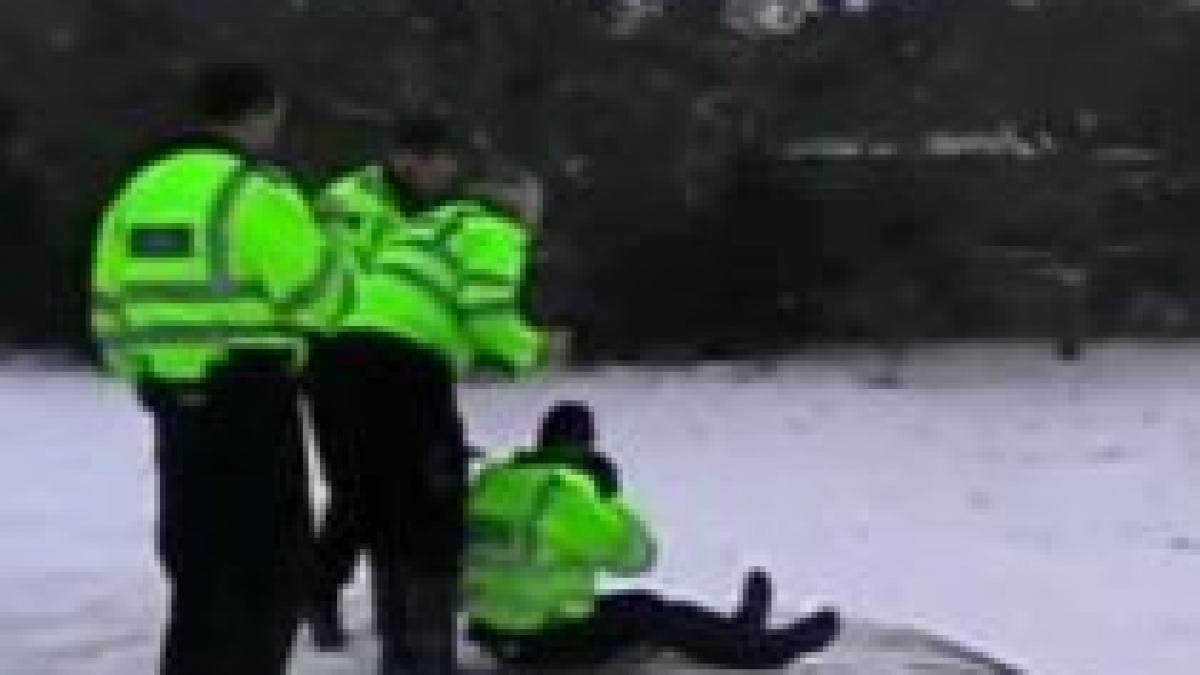 politisti din marea britanie investigati pentru ca s au dat cu scuturile pe derdelus video