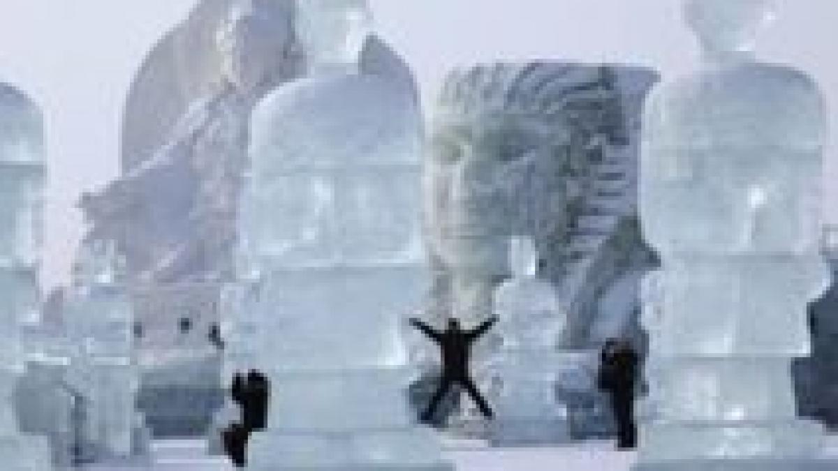 sculpturi spectaculoase in gheata la festivalul iernii de la beijing video