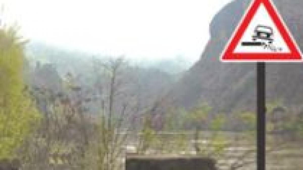 mures un pod subred si fara parapet pune in pericol viata soferilor