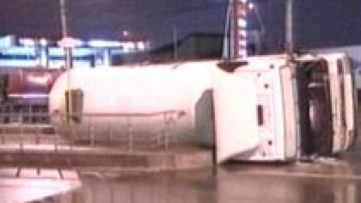 Pericol de explozie în Capitală. O cisternă s-a răsturnat pe şoseaua Chitilei (VIDEO)