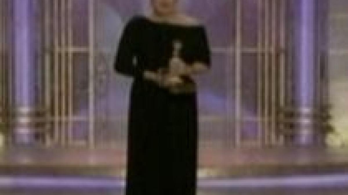 rochiile negre si bijuteriile cu diamante preferate la globurile de aur 2010 video