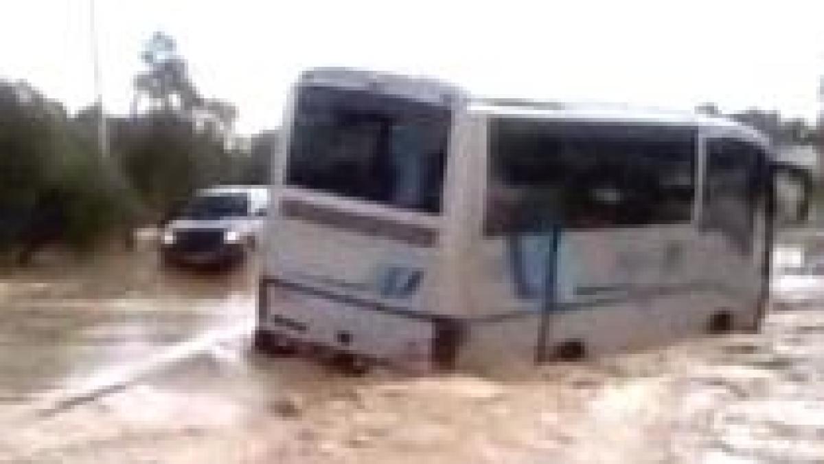 inundatii in orientul mijlociu soldate cu moartea a cel putin opt persoane video