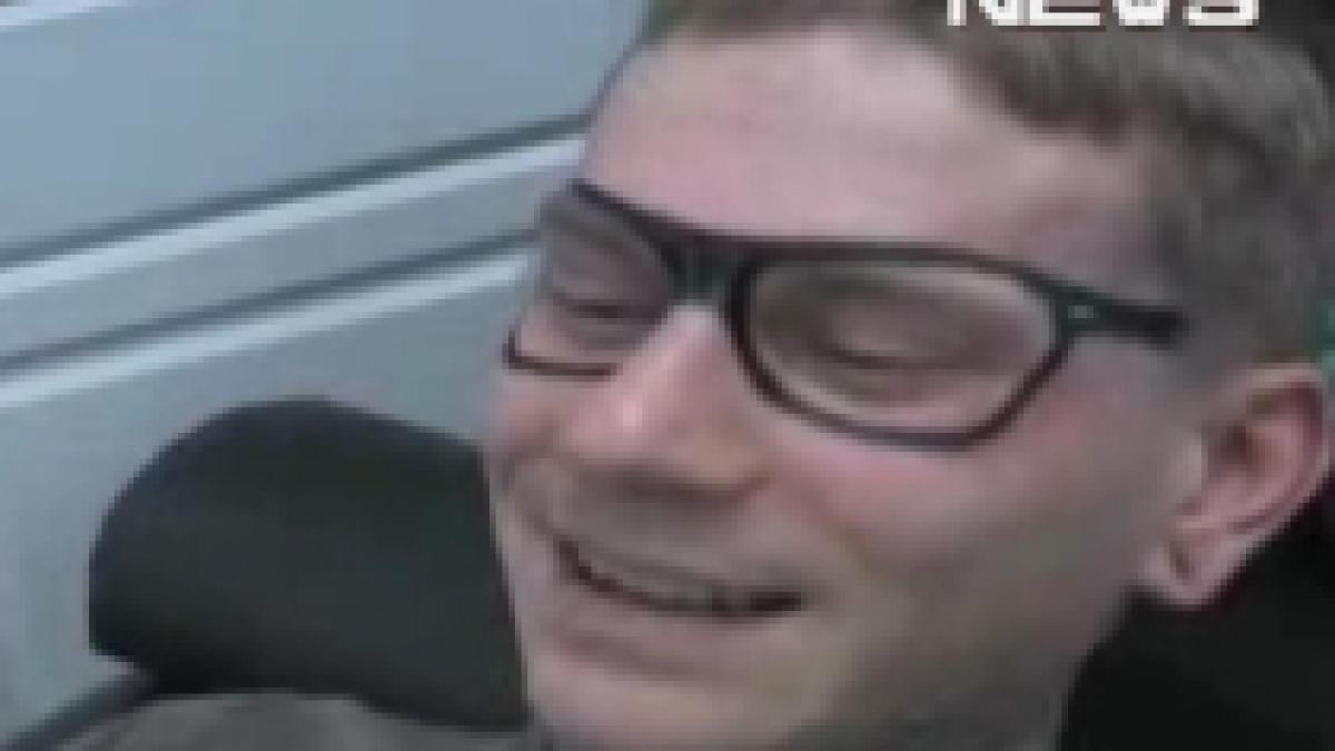 si a tatuat pe nas o pereche de ochelari video