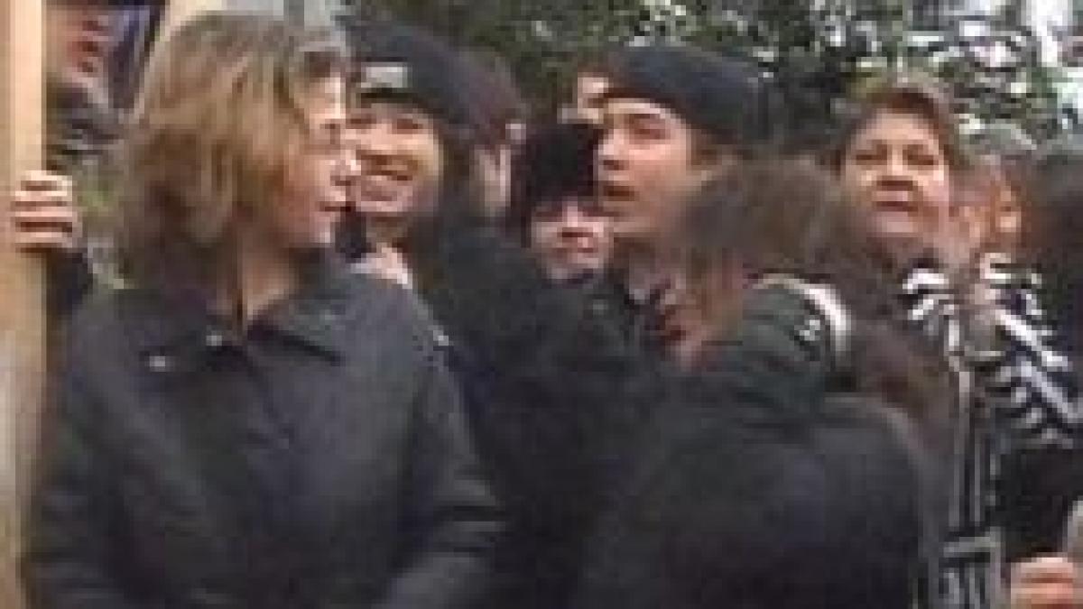 protest la scoala centrala elevii nemultumiti de schimbarea directorului video