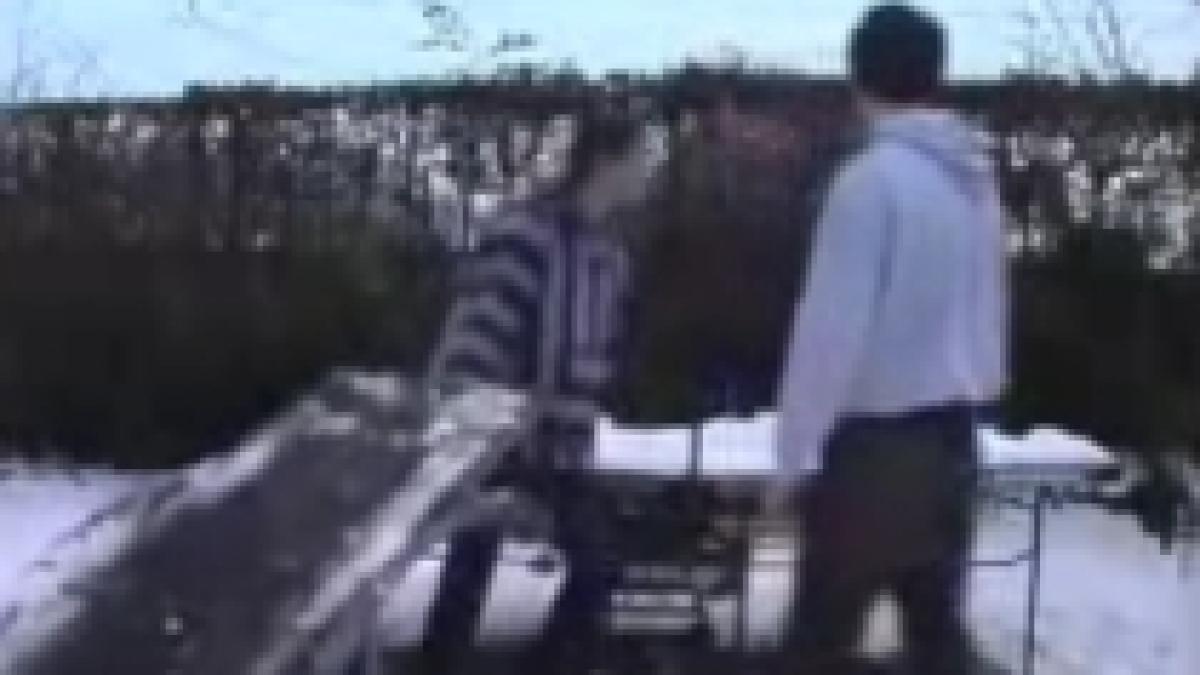 saritura pe masa de ping pong un nou sport extrem dus la bun sfarsit de trei tineri temerari video