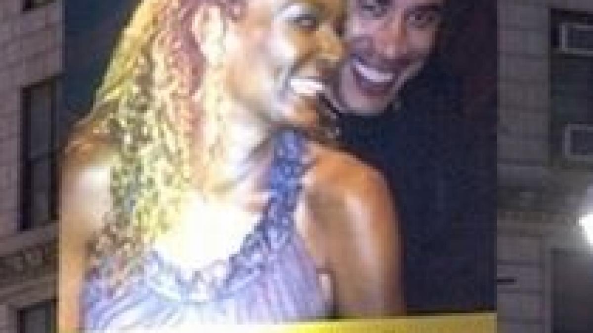 fotografii ale co presedintelui oracle insotit de amanta afisate pe cladiri in mai multe orase din