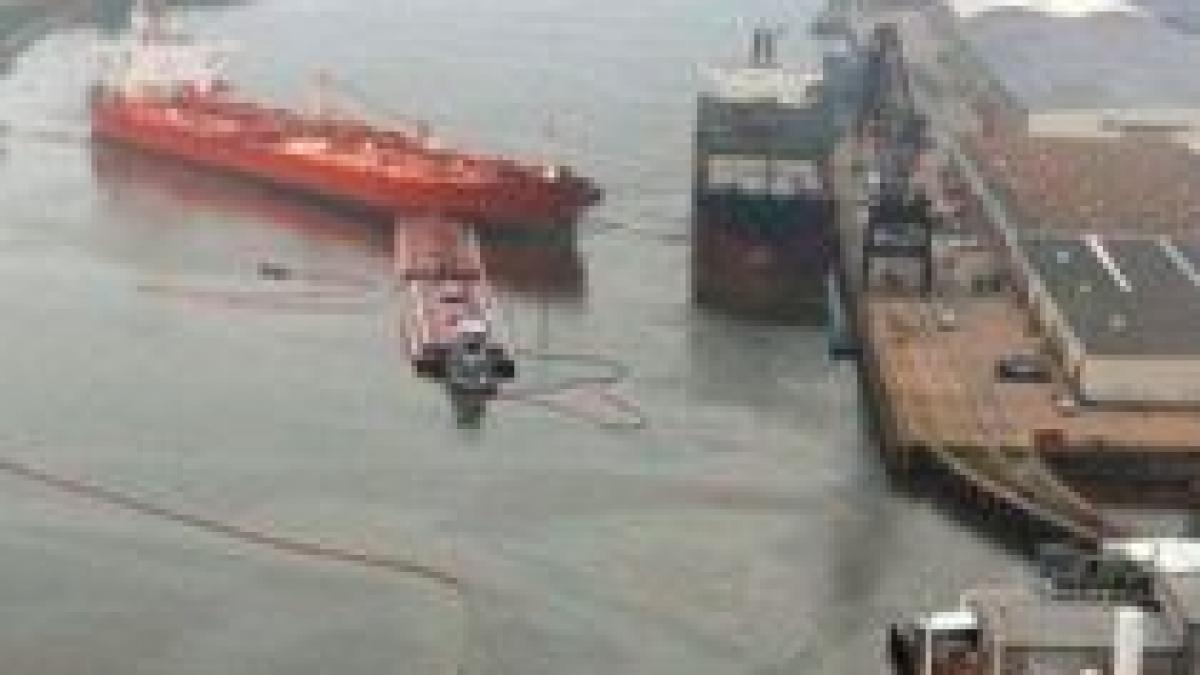 incident intr un port din texas peste 700 000 de litri de petrol s au scurs in apa