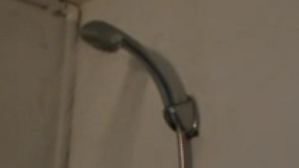 buzaul sub imperiul gerului a dat drumul la dus iar apa a inghetat instantaneu video