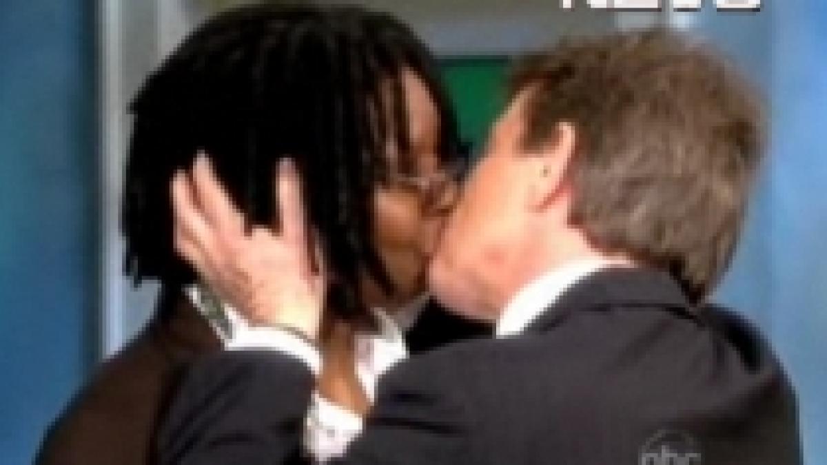 whoopi goldberg sarutata pasional de martin short la o emisiune de televiziune video