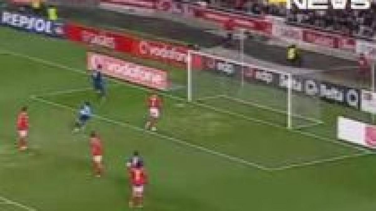 hagi si popescu s au intors pe teren intr un amical caritabil pentru haiti la lisabona video