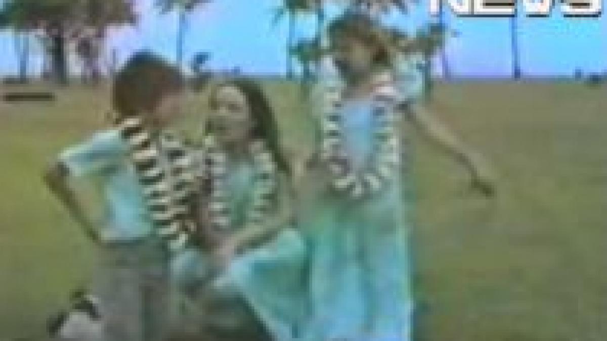 imagini inedite din copilaria angelinei jolie intr un omagiu adus mamei actritei video