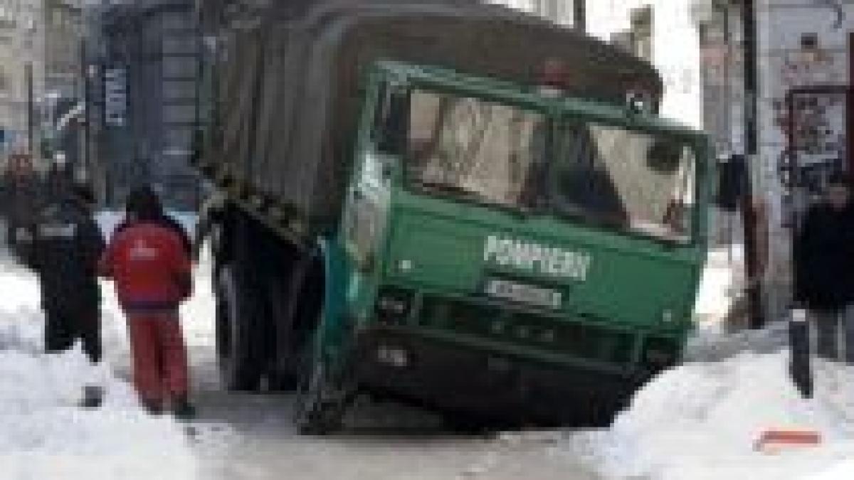 masina de pompieri inghitita de un drum din centrul istoric al capitalei foto