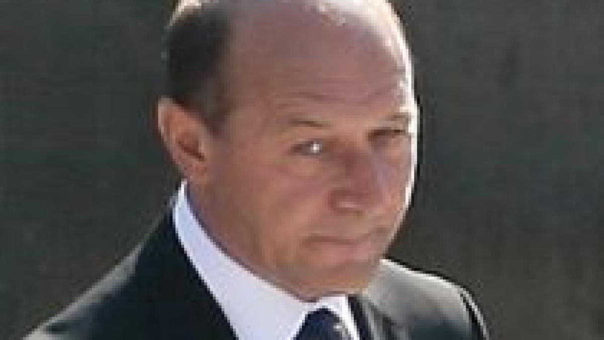 prima lacrima al doilea mandat basescu a plans la mormantul lui grigore vieru