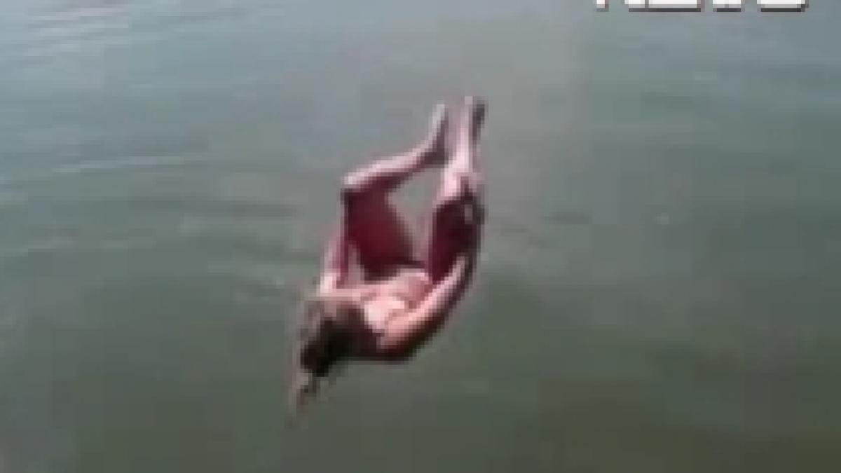 saritura nereusita in apa cu final dureros video