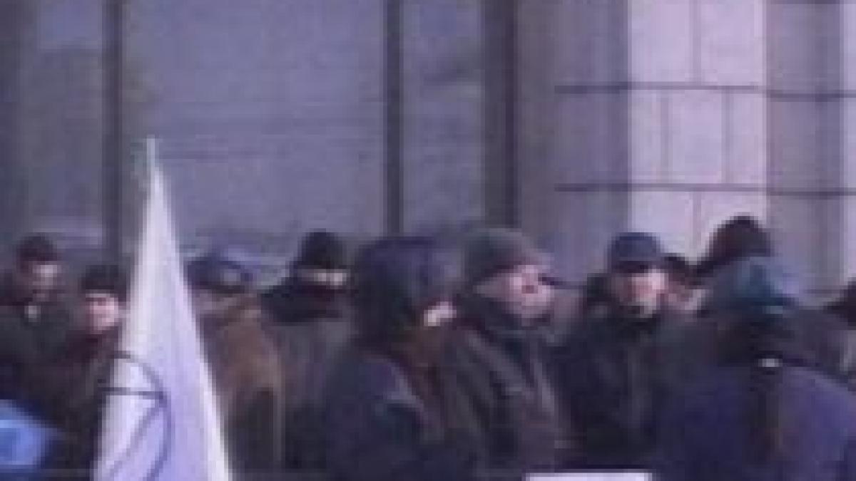 sindicalistii de la cartel alfa picheteaza sediul finantelor pentru a treia zi consecutiv