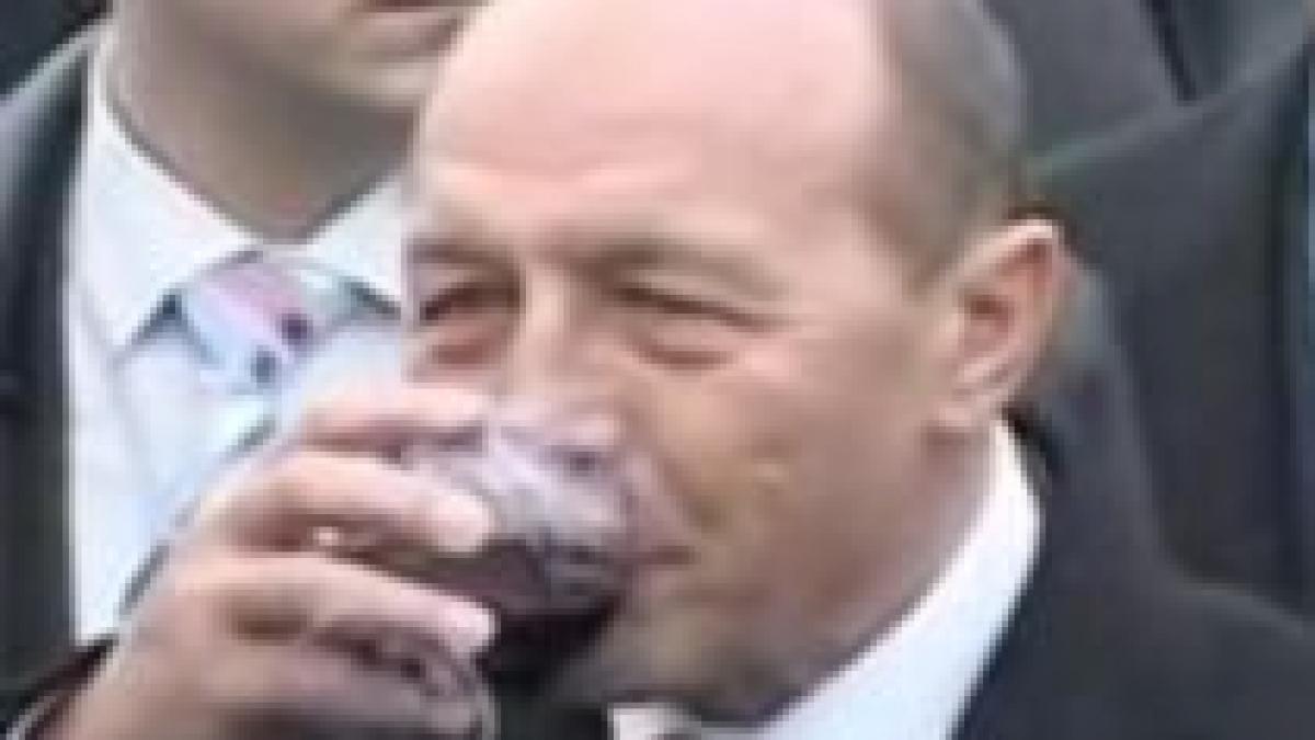 presa din republica moldova despre vizita lui basescu a servit cateva gaturi de vin