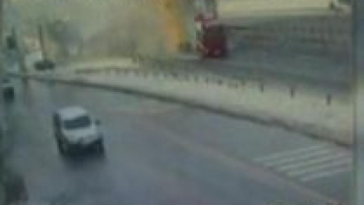 turcia un om ranit grav dupa ce o basculanta a distrus o pasarela pietonala video