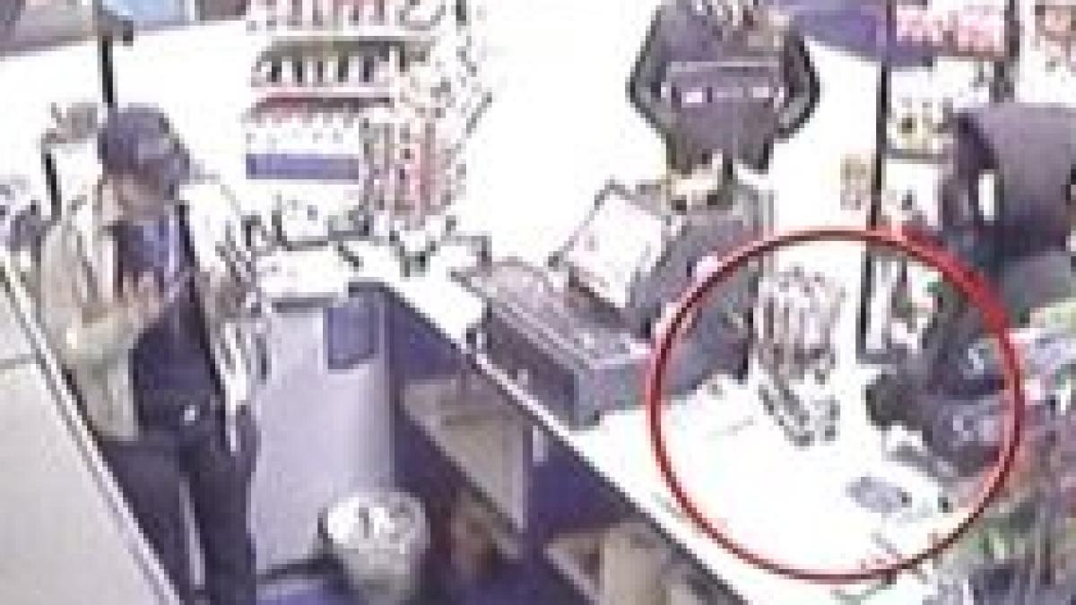 benzinarie jefuita de doi tineri care au furat bani vodca tigari si guma de mestecat video